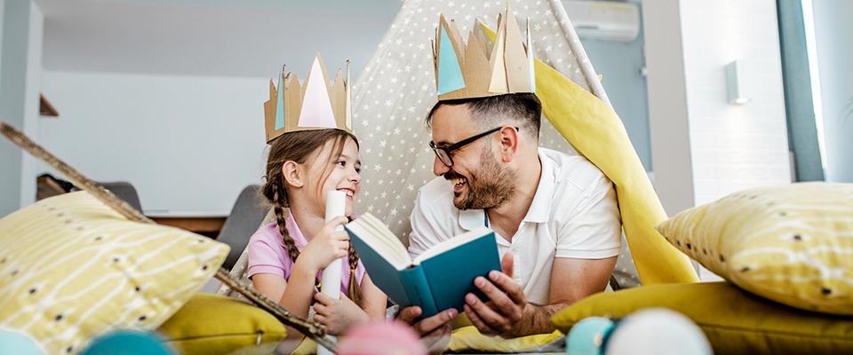 Ojciec czytający córce